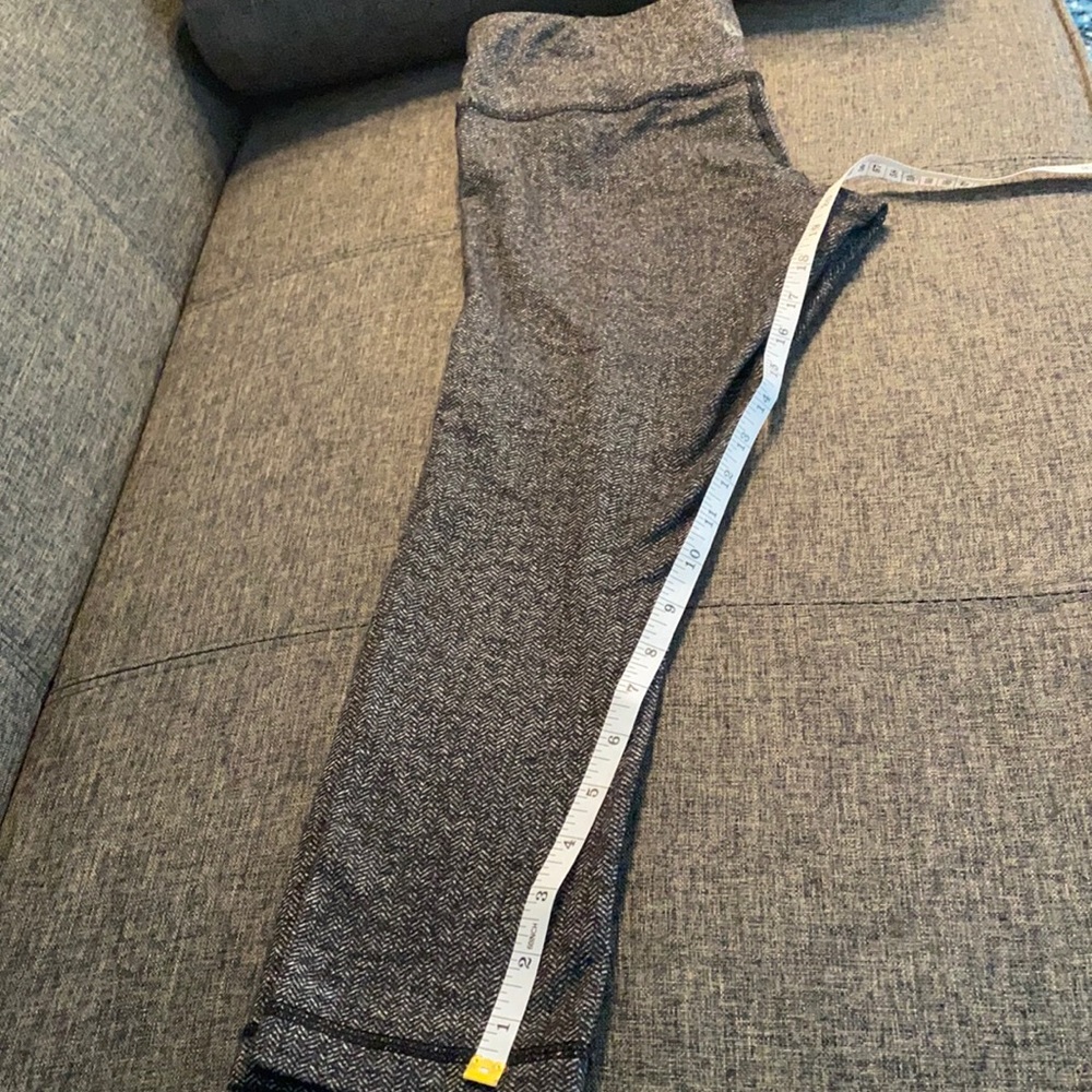 GUC Lululemon Wunder Under crops 21 inches, size 6. Perfect for winter.
